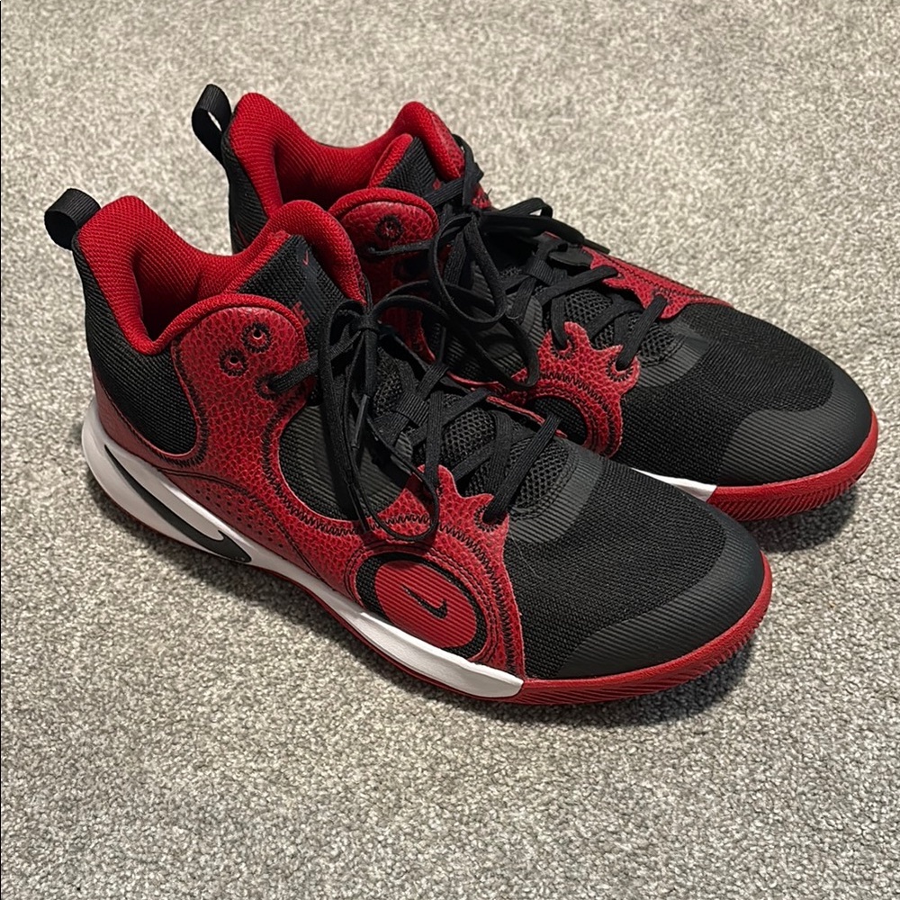 Nike Dynamic Black and Red Sneakers